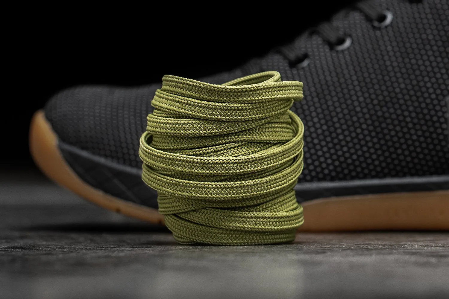 HIGH-TOP BLACK GUM TRAINER (WOMEN'S)