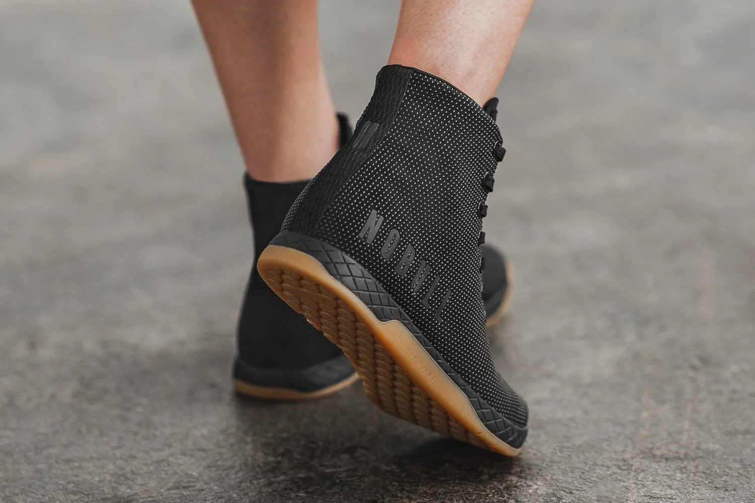 HIGH-TOP BLACK GUM TRAINER (WOMEN'S)