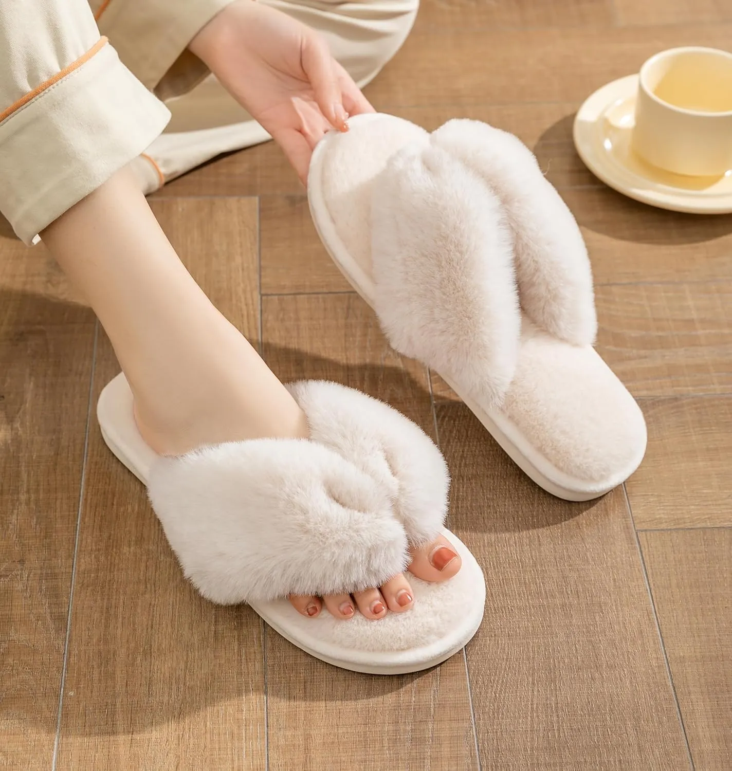 Onmygogo Plush Indoor Flip Flop Thong Slippers for Women Open Toe, Fuzzy Faux Fur Spa House Slippers