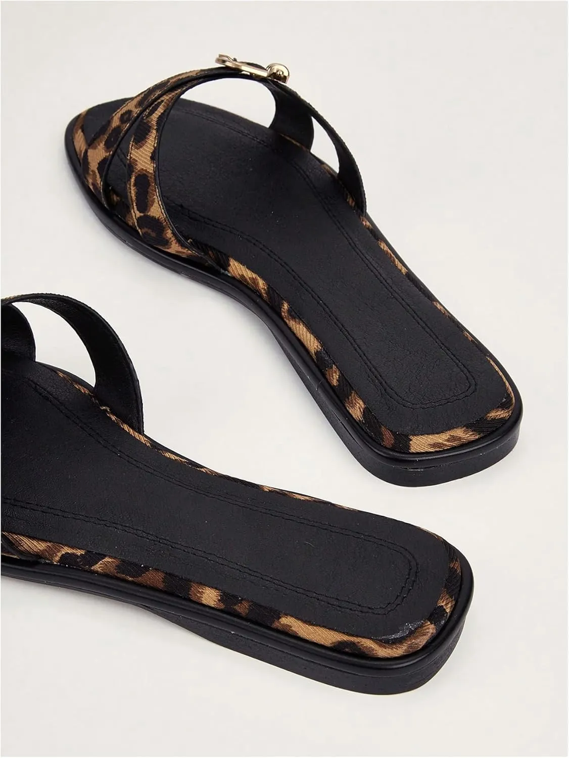 OYOANGLE Women's Leopard Print Flat Sandals Criss Cross Band Retro Casual Slides