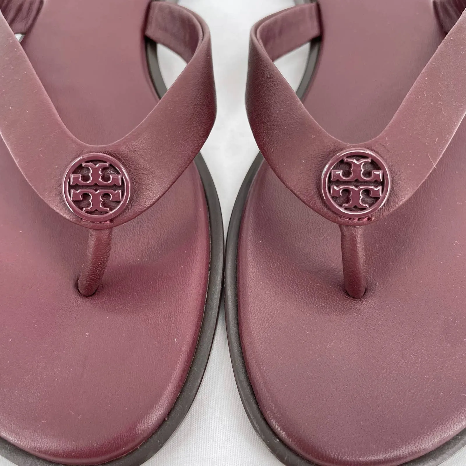 Tory Burch Benton Thong Sandals New Claret Wine Burgundy Logo Medallion Size 7
